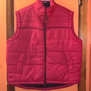 Men Burgundy w/ black trim Vest w/ pockets n 1 inner zip pocket. Size XL